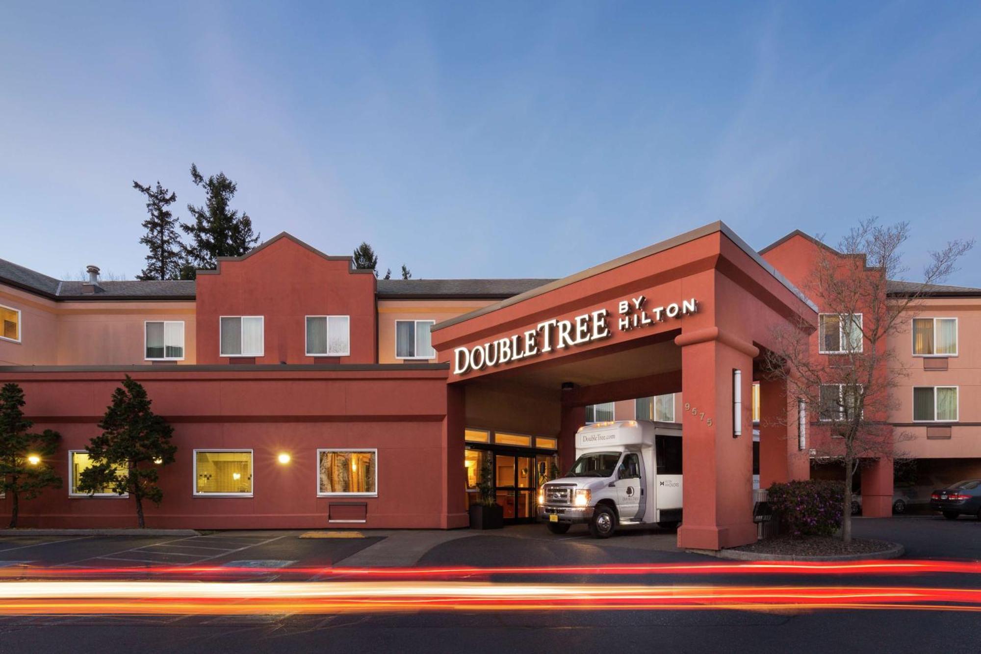 Отель Doubletree By Hilton Portland Тайгерд Экстерьер фото